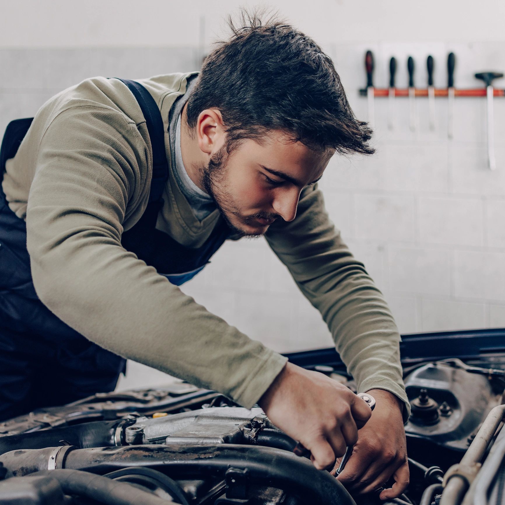 Auto mechanic working in a garage